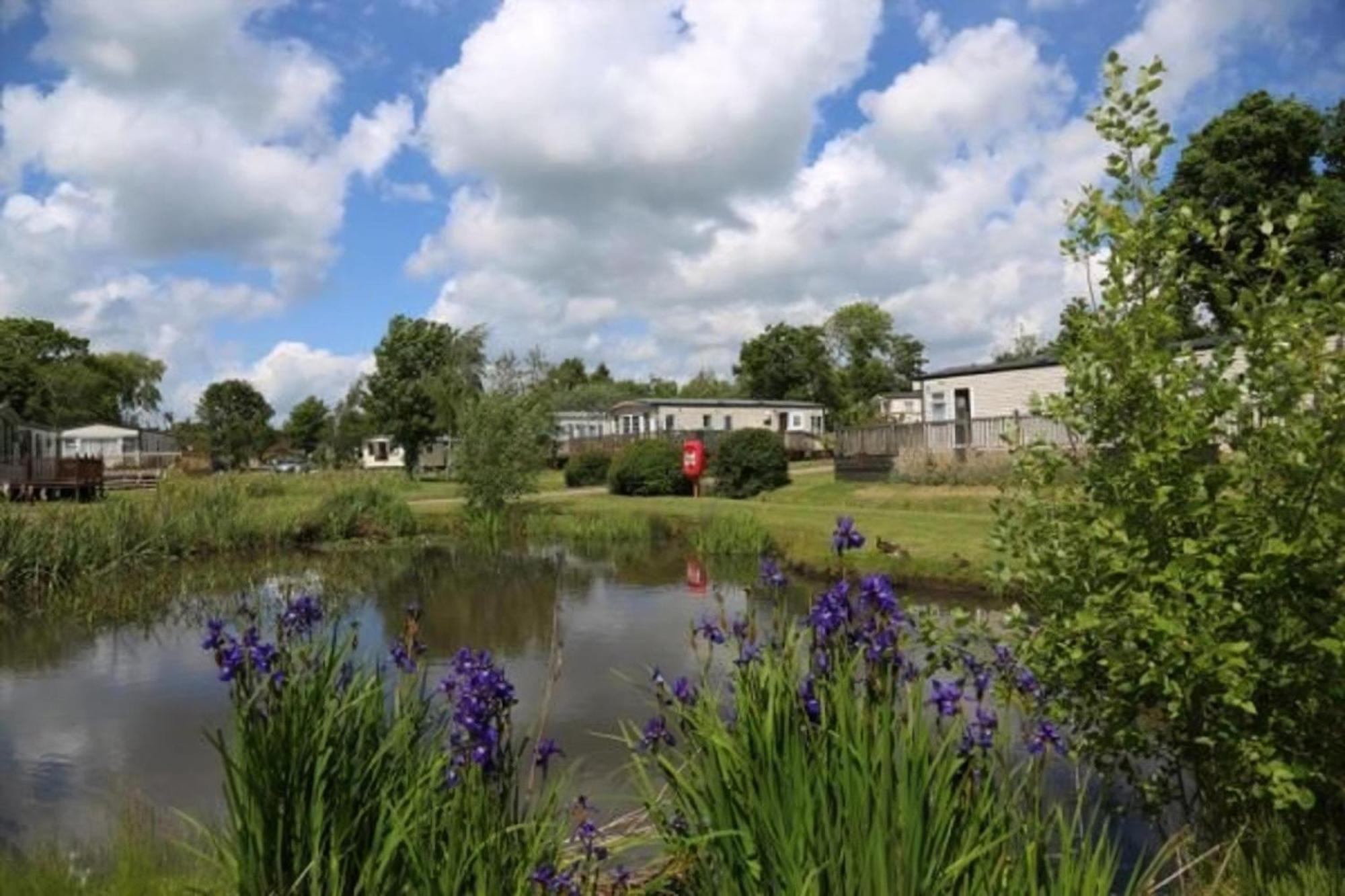 Beautiful Caravan With Decking At Carlton Meres Holiday Park, Suffolk Ref 60022M 삭스먼덤 외부 사진